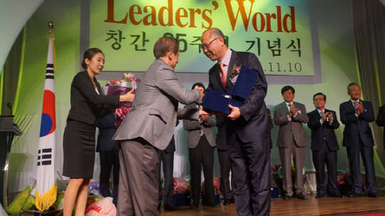지난 10일 서울 삼성동 그랜드인터컨티넨탈호텔에서 열린 'ROTC 리더스 월드'에서 이주찬 굿모닝아이텍 대표(오른쪽)가 심사위원으로부터 상장을 전달받고 있다.   굿모닝아이텍 제공